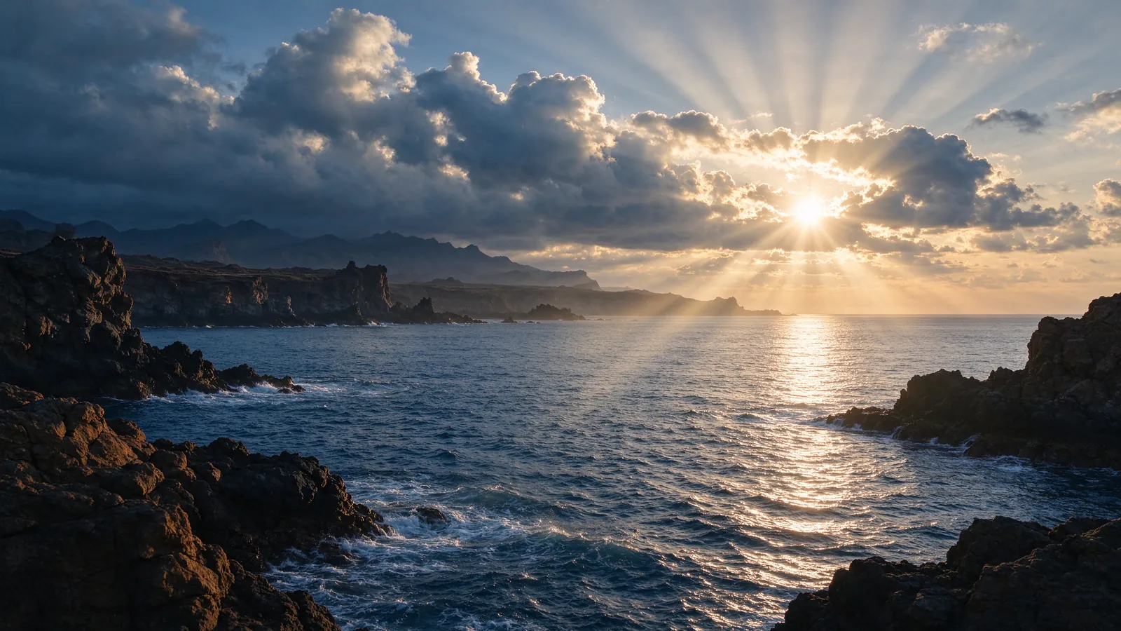 Première lumière perçant les nuages au-dessus de la mer et de la terre