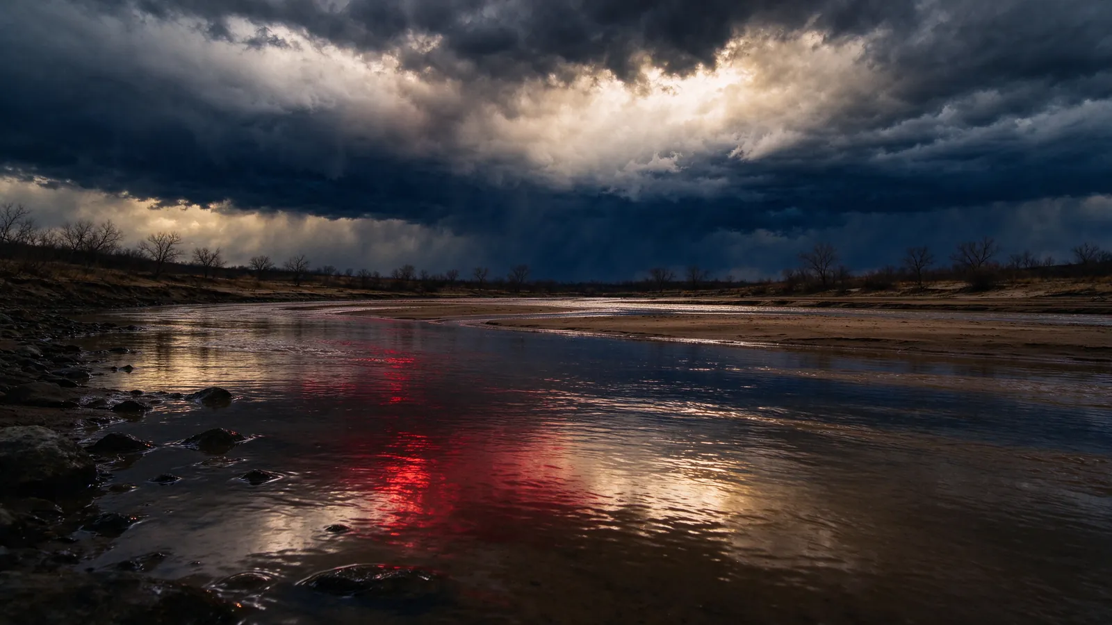 Fleuve aux reflets rouges sous un ciel d'orage