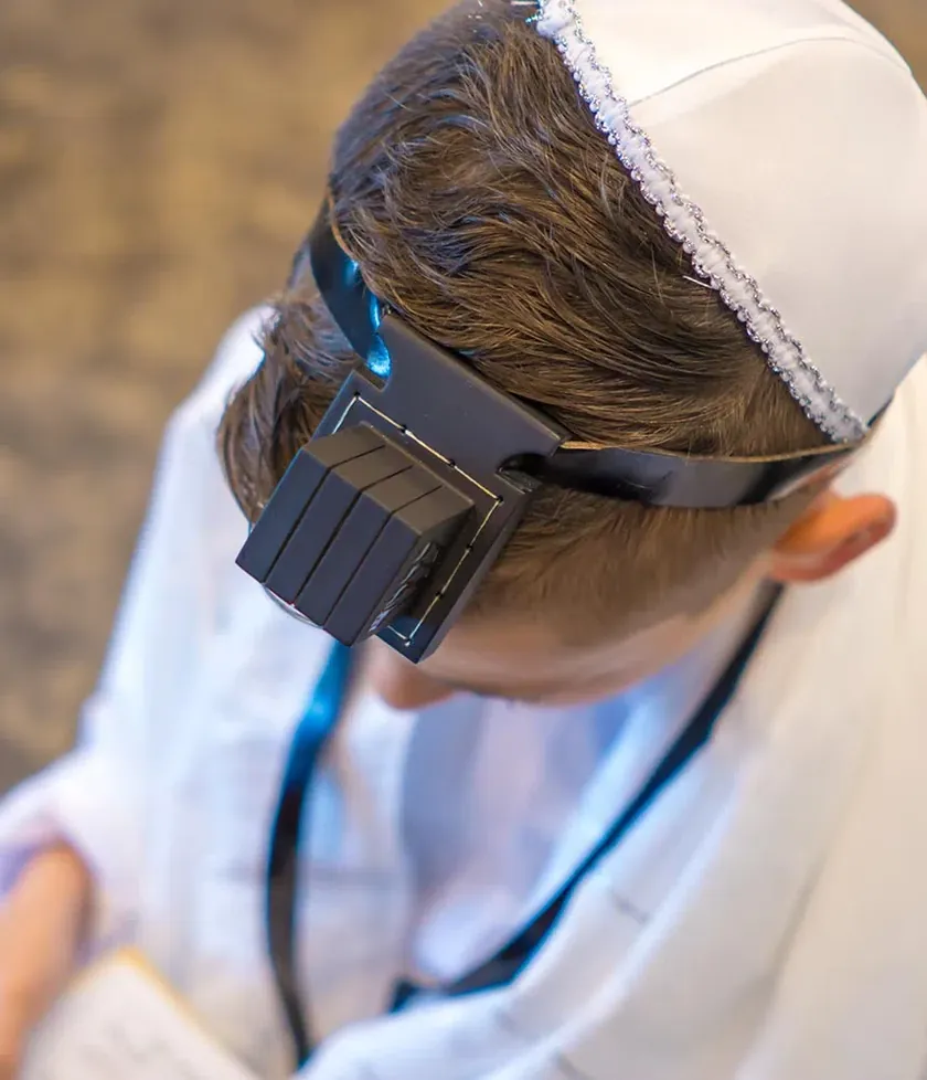Jeune garçon portant les tefillin le jour de sa Bar Mitsvah