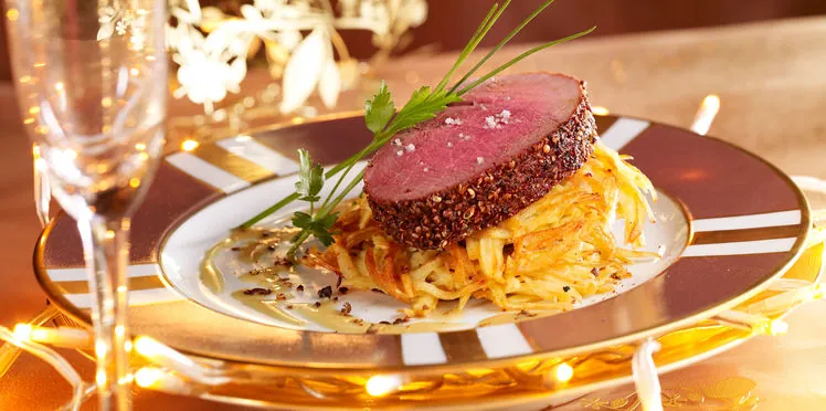 Pavé de viande et galette de pommes de terre dressés sur une assiette de réception