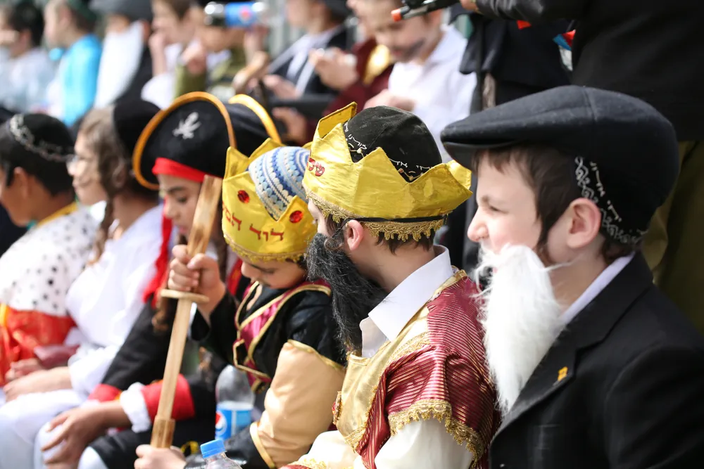 Célébration de Pourim : Dates, Traditions et le Rôle de la Reine Esther