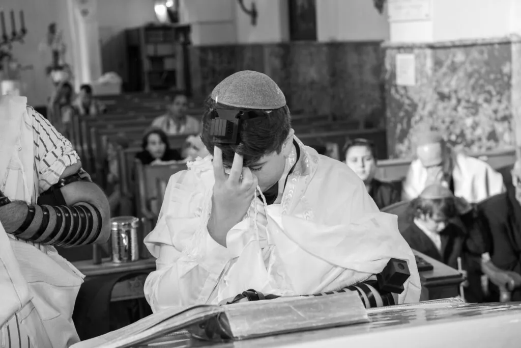 Combien de temps dure une Bar Mitzvah ? Mitsva, Majorité Religieuse et Traditions de la Synagogue pour les Bar-Mitsvah
