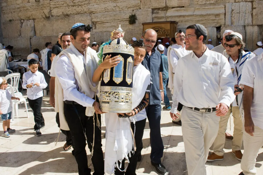 Assister à une Bar Mitzvah : Guide complet