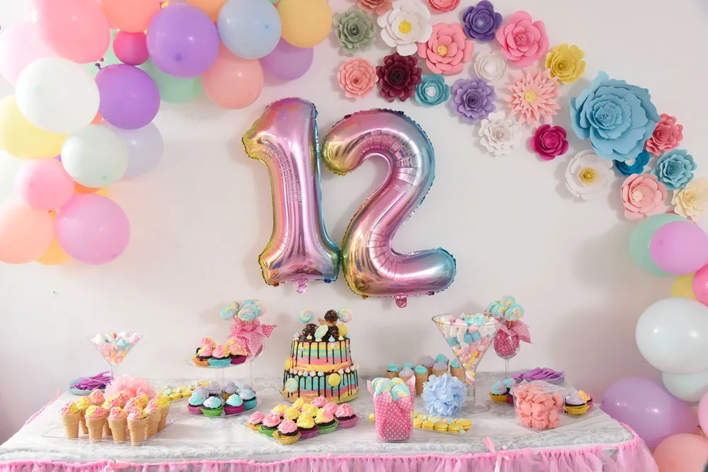 Table de fête décorée de ballons pastel et d'un ballon chiffre 12 pour une Bat Mitzvah