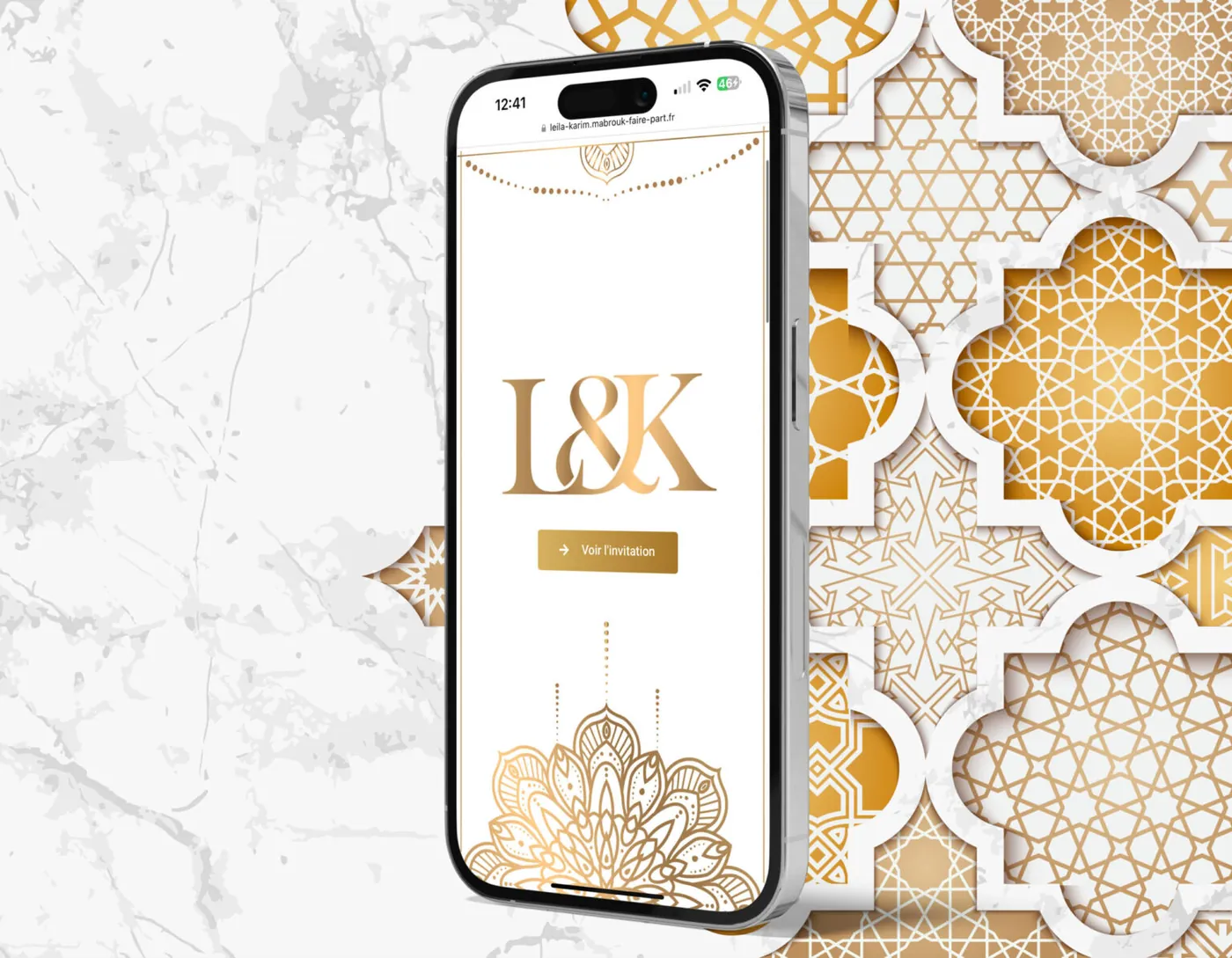 Invitation numérique sur smartphone avec monogramme doré et motifs orientaux blanc et or