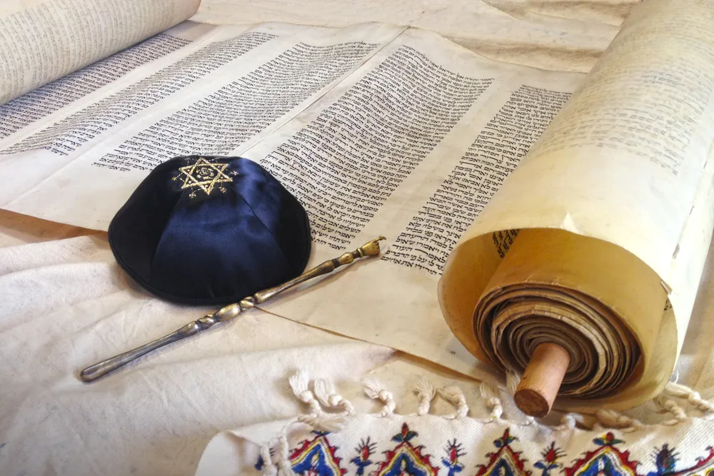 Qu’est-ce qu’un YAD ? Le pointeur de lecture dans la tradition Juive