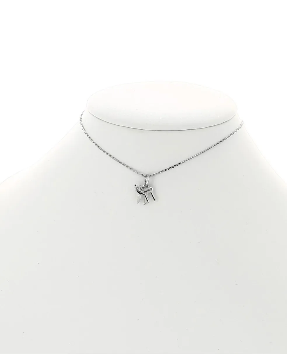 Collier fin avec pendentif Haï, symbole hébraïque de la vie, présenté sur un buste