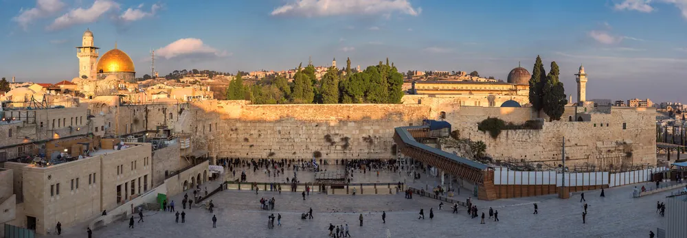 Vue panoramique de l'esplanade du Mur occidental à Jérusalem, vestige de l'enceinte du second Temple, au coucher du soleil