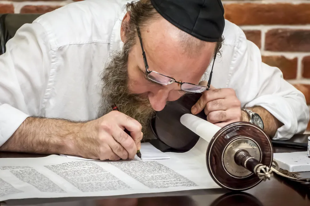 Le Rôle du Rabbin dans la Préparation d’une Bar Mitzvah