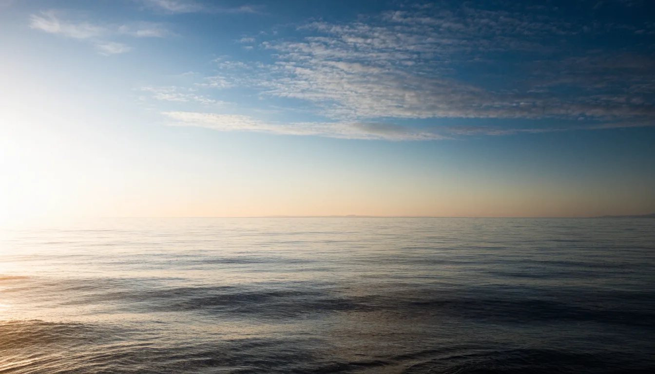 Lever de soleil sur la mer, vagues douces et ciel doré