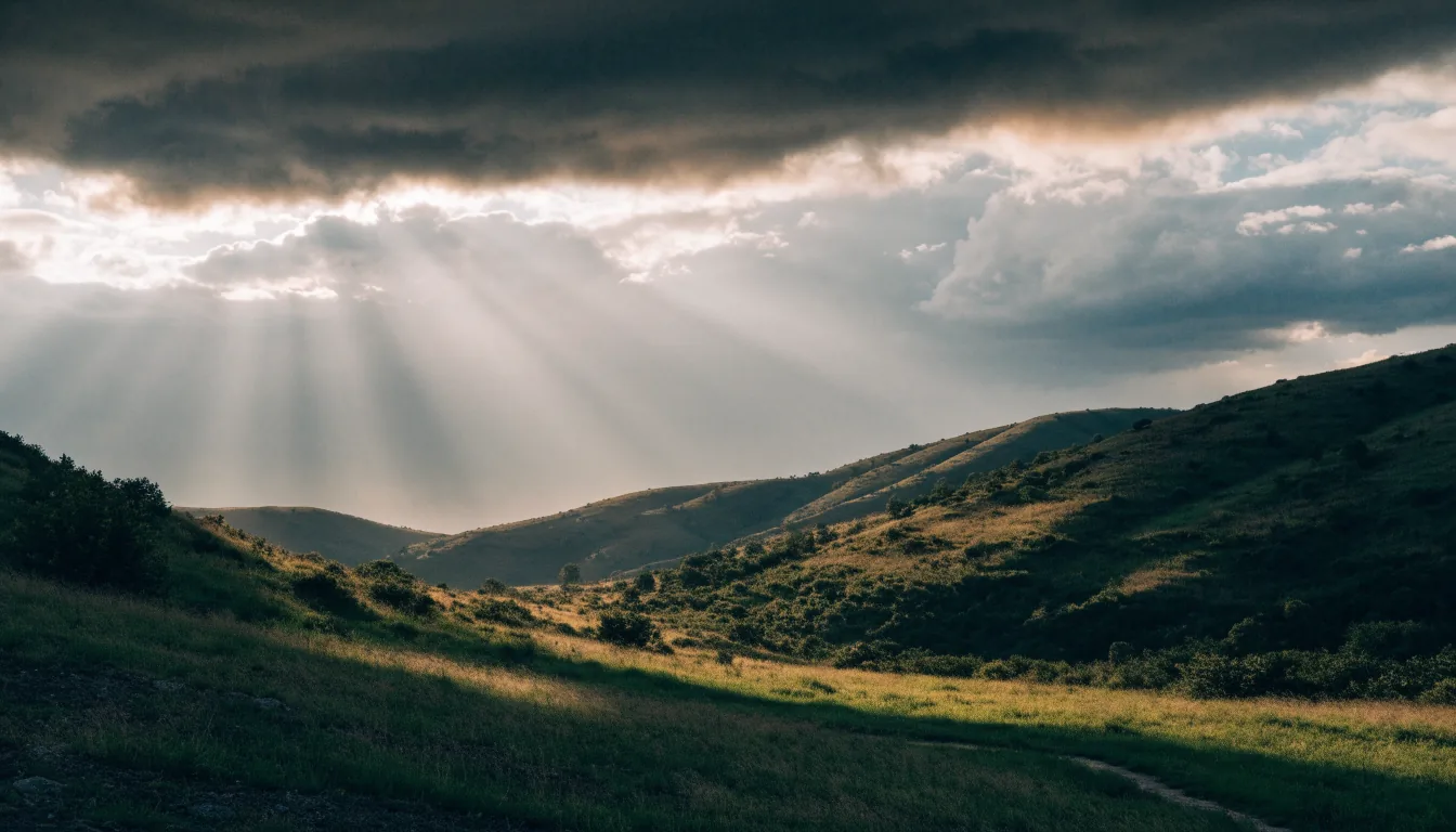 Rayon de lumière traversant les nuages au-dessus de collines